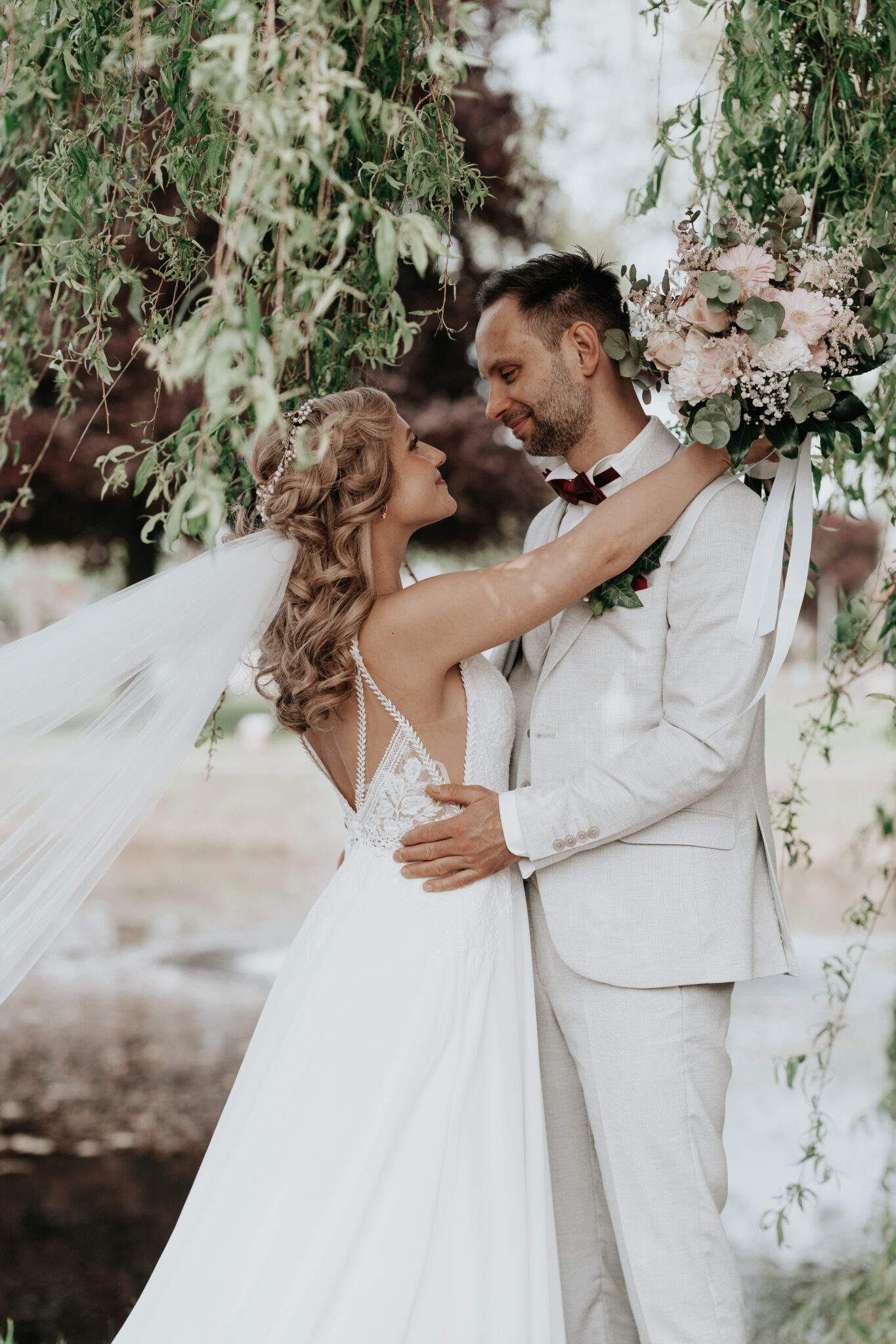Hochzeitsfotograf Niederrhein 9 Hochzeitspaar schaut sich verliebt in die Augen.