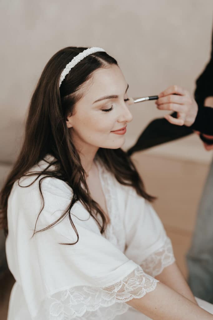 Hochzeitsfotograf Borken 2 Braut wird beim getting ready geschminkt.